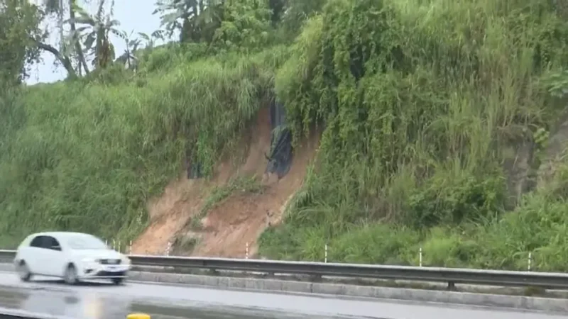 Conde entra em estado de emergência por seis meses após chuvas diluvianas causarem estragos severos em infraestrutura e lares