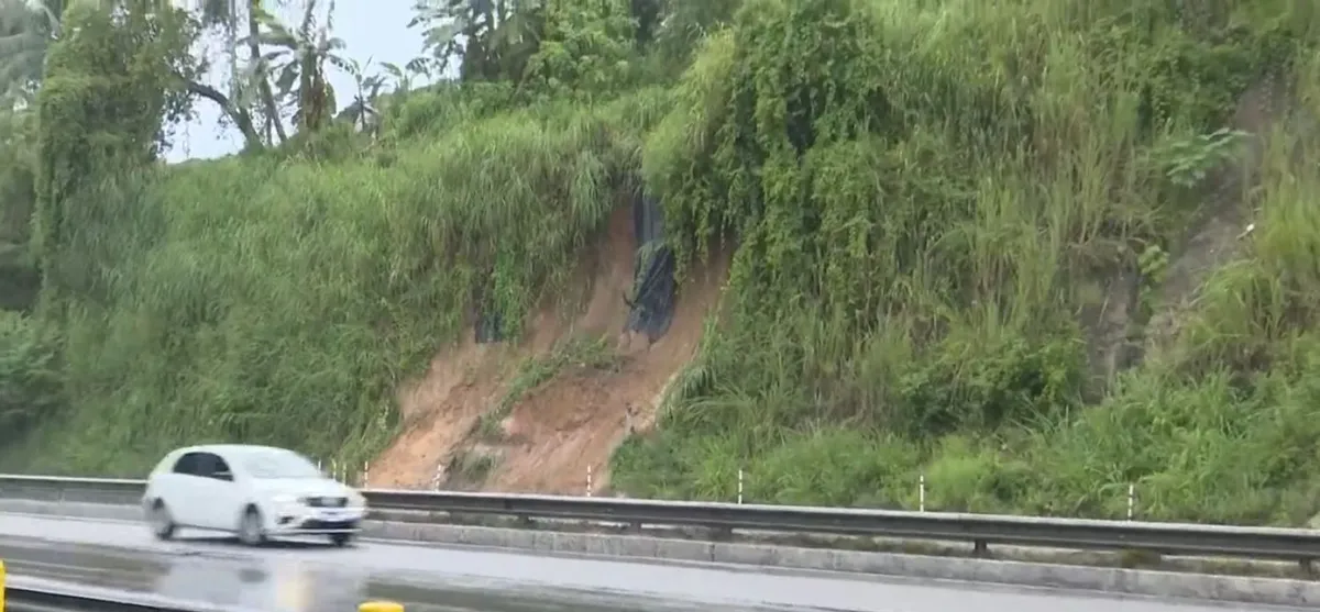 Conde entra em estado de emergência por seis meses após chuvas diluvianas causarem estragos severos em infraestrutura e lares