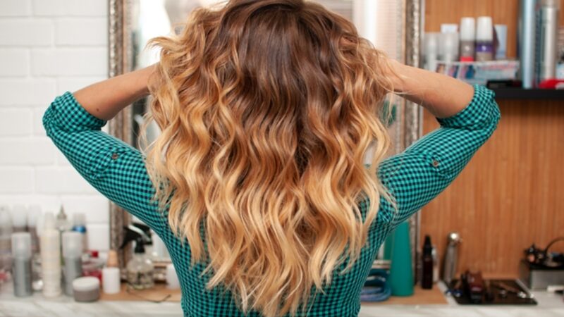 Mega hair com técnica adaptada devolve autoestima a mulheres