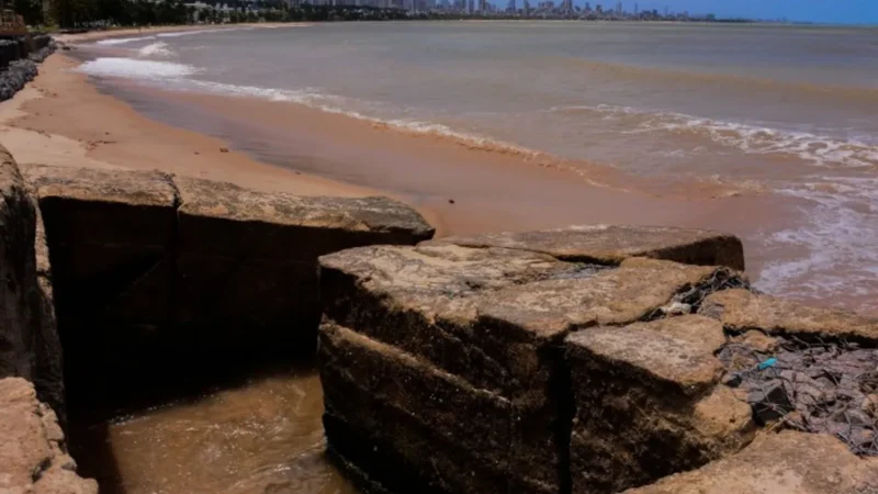 Esgoto em praias de João Pessoa alvo de audiência pública urgente e medidas judiciais; justiça exige ações contra poluição