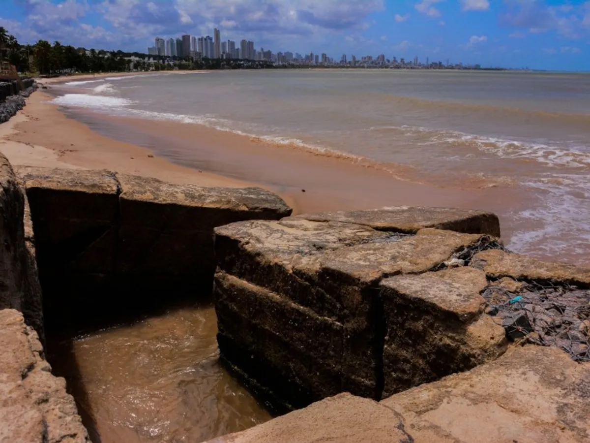 Esgoto em praias de João Pessoa alvo de audiência pública urgente e medidas judiciais; justiça exige ações contra poluição
