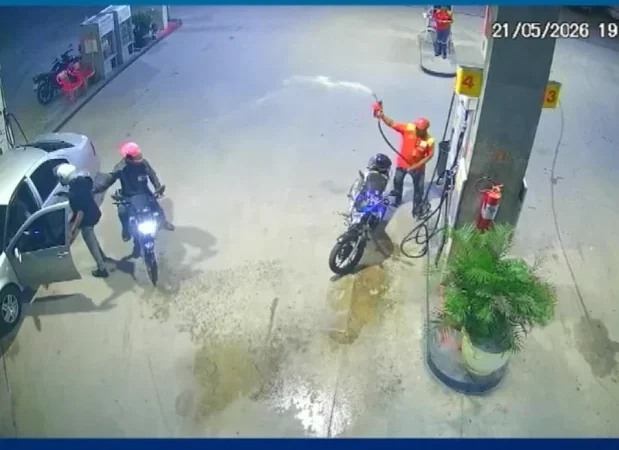 Frentista reage com gasolina a assaltantes em posto de João Pessoa e assusta criminosos em tentativa de roubo ousada