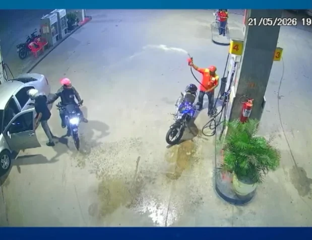 Frentista reage com gasolina a assaltantes em posto de João Pessoa e assusta criminosos em tentativa de roubo ousada