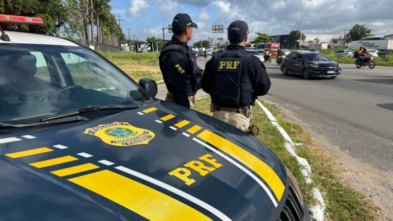 Homem é preso com maconha escondida sob banco de motorista