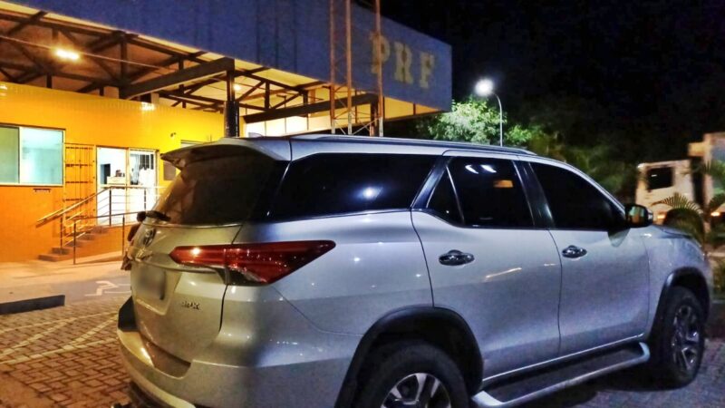 Homem preso na Paraíba dirigia Hilux clonada sob efeito de maconha e sem CNH; veículo tinha placas falsas