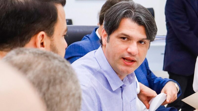 Prefeito de João Pessoa, Leo Bezerra, exige rigor no controle de gastos e cautela orçamentária em meio a recursos federais travados