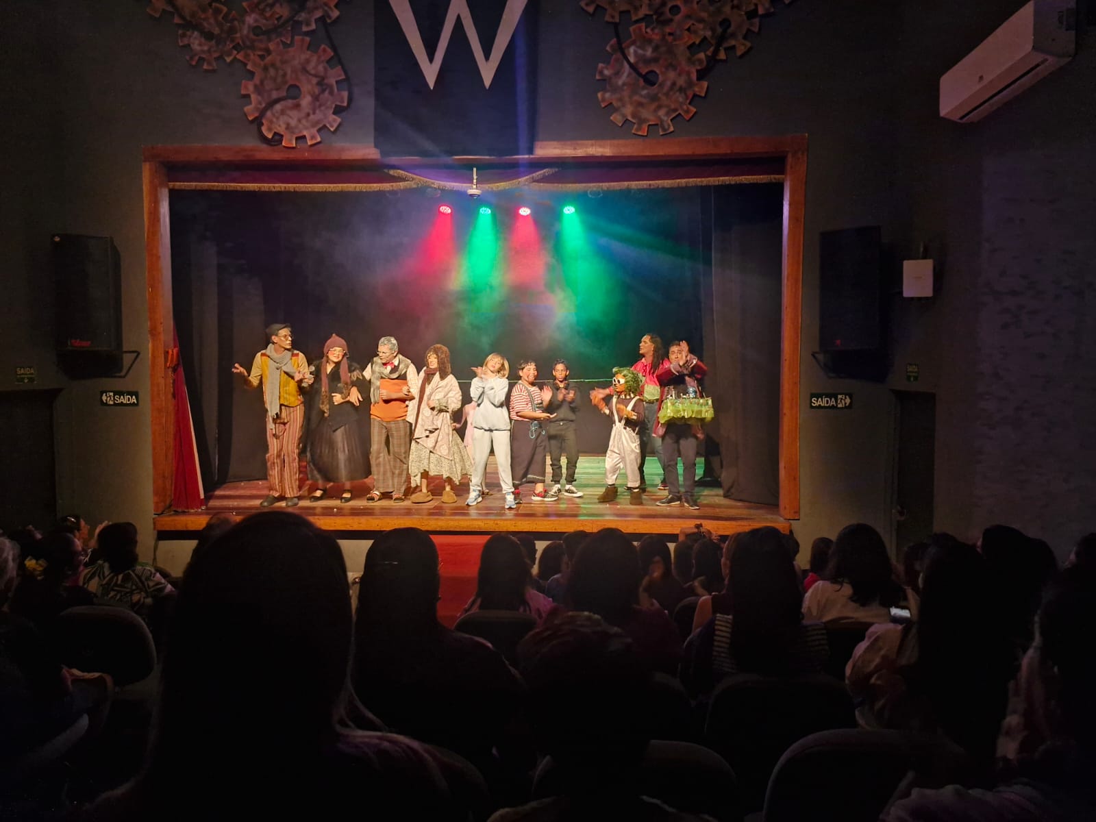 Experiência inédita: mais de 120 mães de residenciais sociais em joão pessoa celebram o mês das mães com espetáculo teatral e inclusão cultural