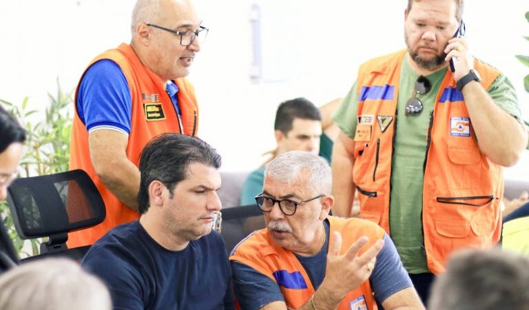 Não jogue lixo! Você pode bloquear bueiros e causar alagamento em sua rua hoje