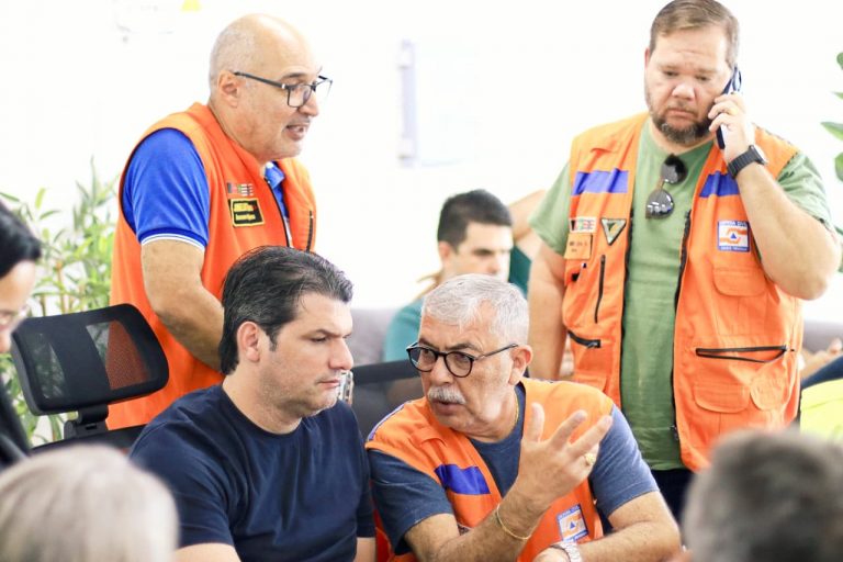Não jogue lixo! Você pode bloquear bueiros e causar alagamento em sua rua hoje