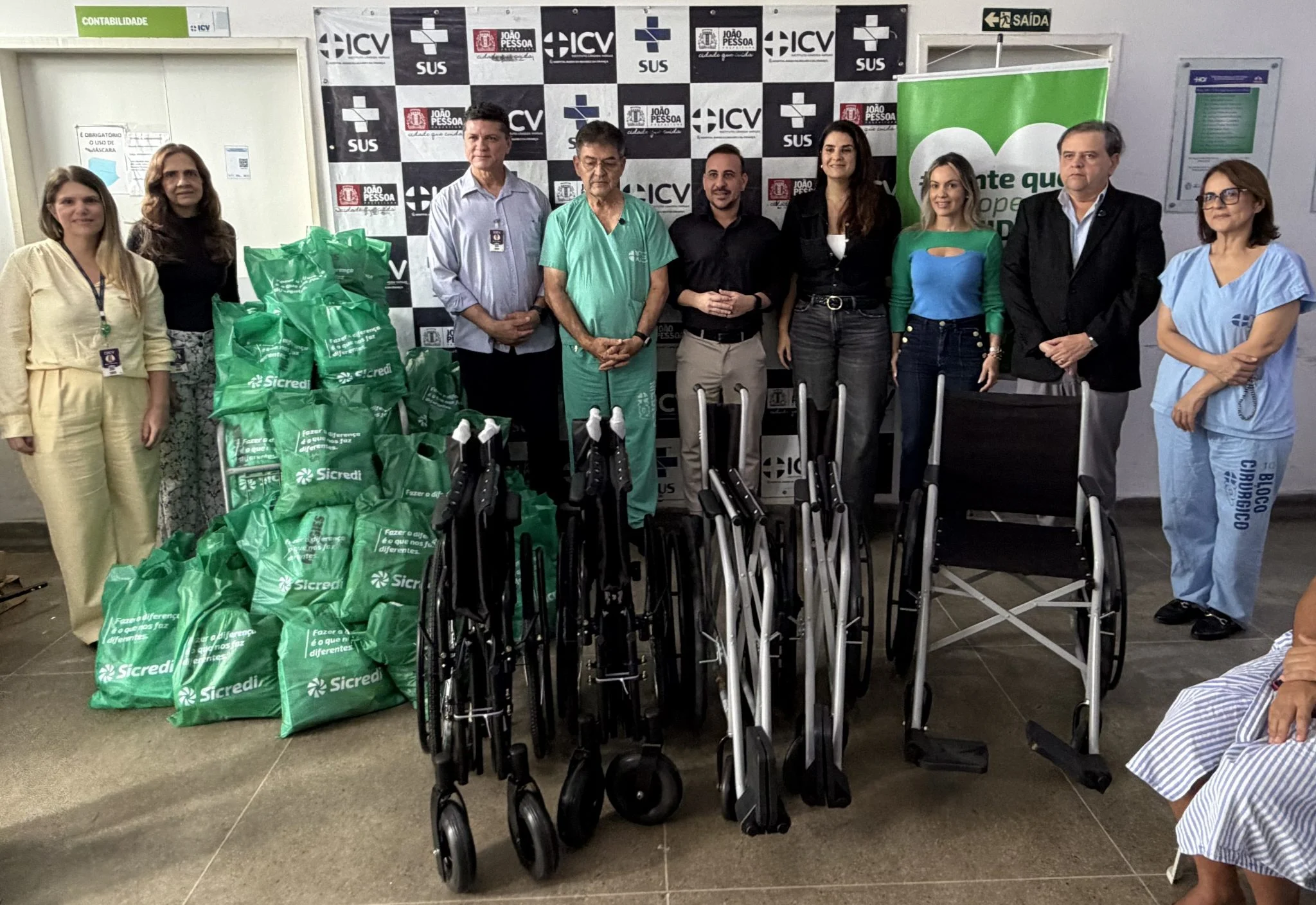 Sicredi Impulsiona Humanização no Instituto Cândida Vargas com Doação de Kits para Bebês e Cadeiras de Rodas
