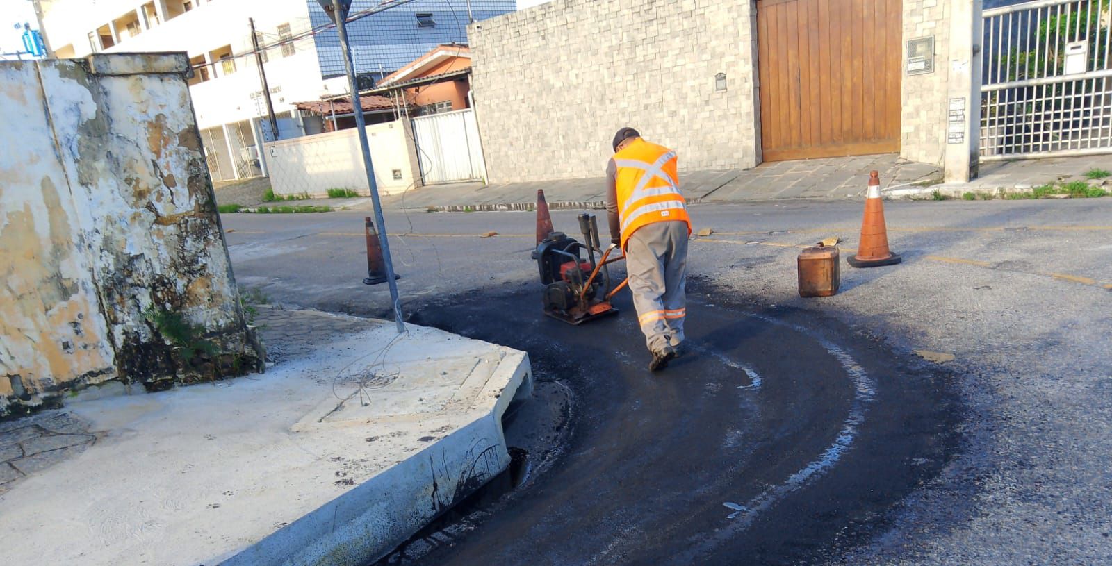 Megaoperação asfáltica transforma vinte e oito bairros de joão pessoa em um dia, elevando a qualidade viária e acessibilidade urbana em tempo recorde com ação da seinfra nesta terça-feira