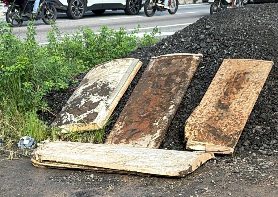 Portas de geladeira e entulho bloqueavam drenagem em João Pessoa; liberação evita novos alagamentos