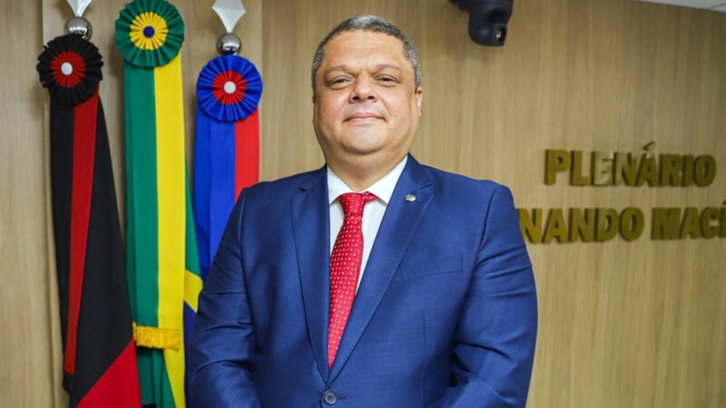 Prefeito afastado investigado por desvio de R$ 7 mil em viagem