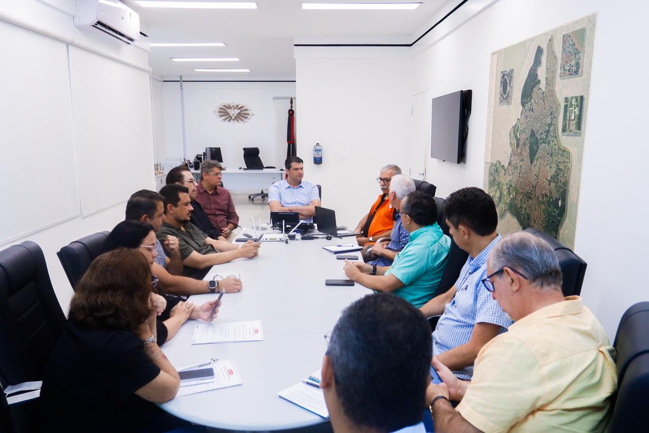 Prefeito Leo Bezerra turbina ajuda humanitária com ‘Compra Assistida’ e ‘Eu Posso’ para vítimas das fortes chuvas em João Pessoa