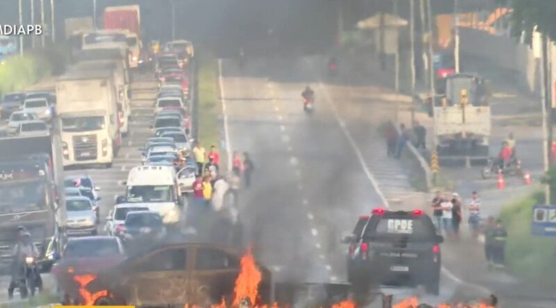 Protesto bloqueia BR-230 em JP após morte de jovem; trânsito parado