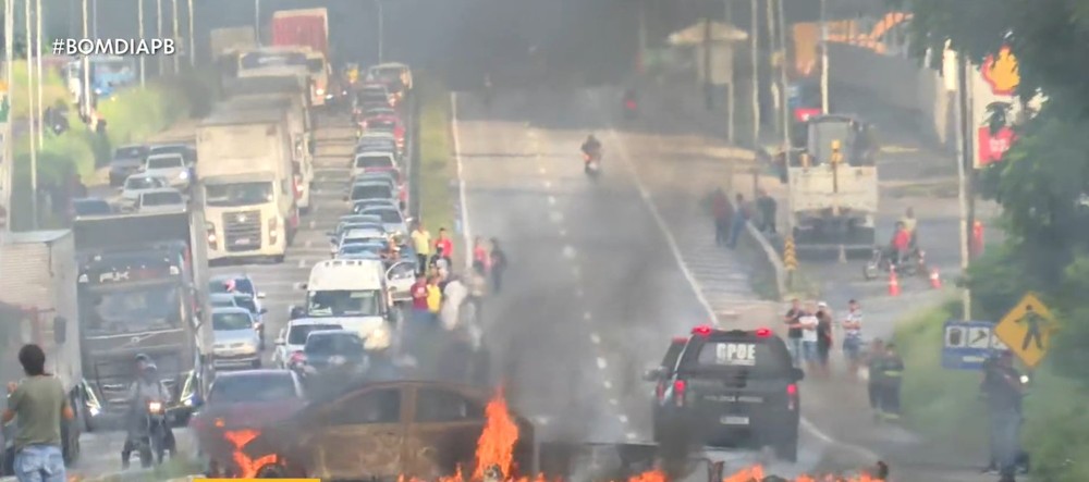 Protesto bloqueia BR-230 em JP após morte de jovem; trânsito parado