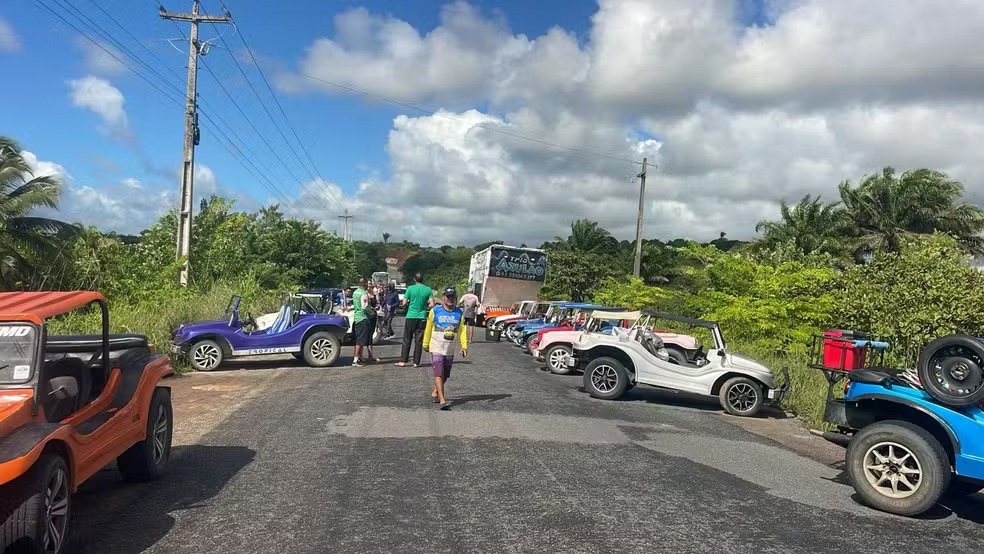 Bugueiros bloqueiam acesso ao Conde; turistas e moradores sofrem