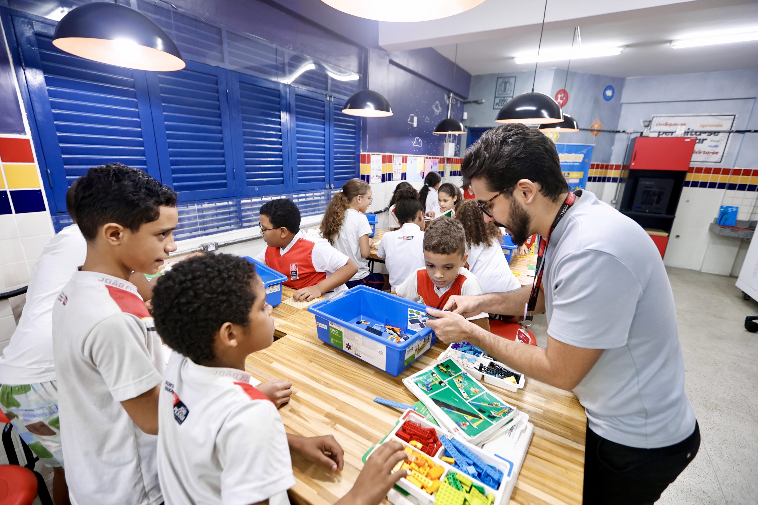 Salas Maker e Google Revolucionam Ensino em João Pessoa Estimulando Criatividade Robótica e Inclusão Digital de Alunos Municipais