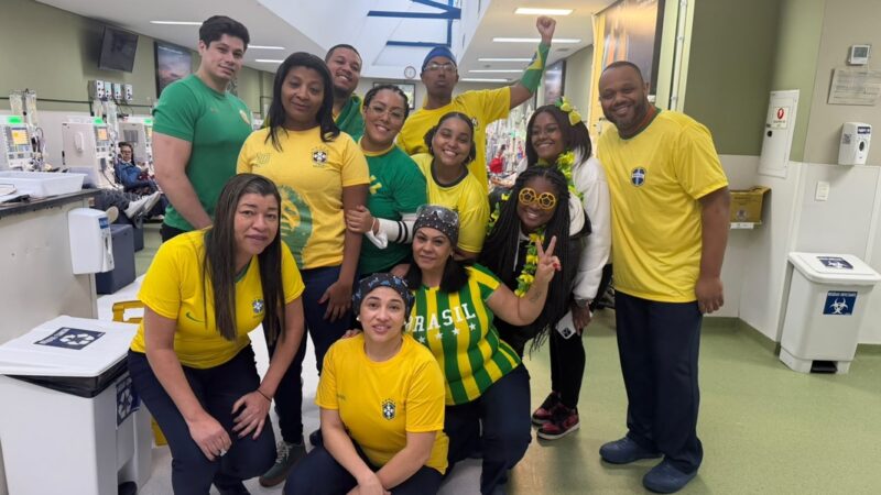 Pacientes renais torcem pro Brasil enquanto fazem tratamento