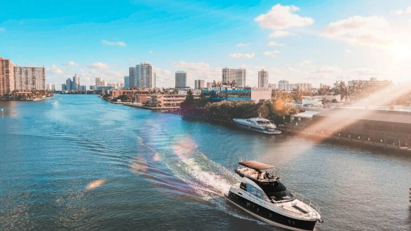 Agência oferece passeios de barco para turistas em Miami