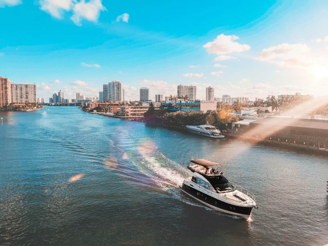 Agência oferece passeios de barco para turistas em Miami