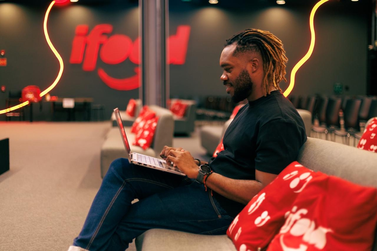 Na era da IA, iFood valoriza trabalho humano com educação