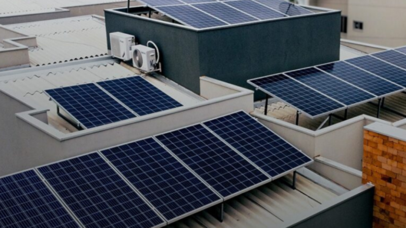 Energia solar reduz custos e atrai famílias
