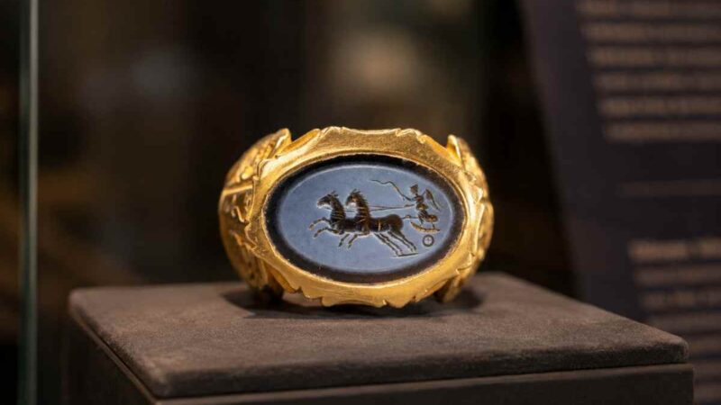 Caminhoneiro encontra anel romano raro com mais de 1.700 anos