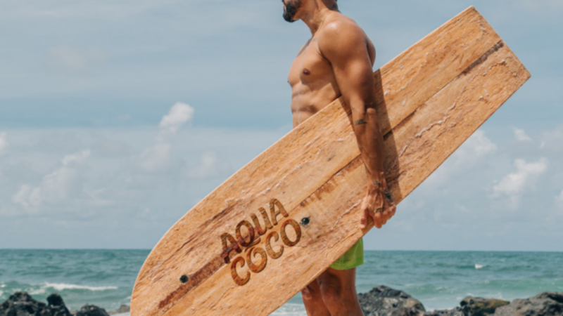 Italo Ferreira surfa em prancha de coqueiro para Aquacoco
