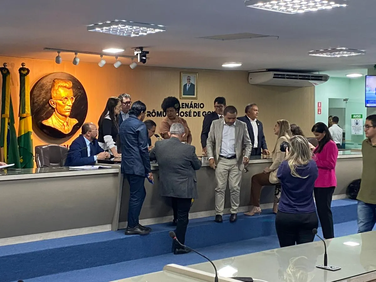 Campina Grande em turbulência política: Vereadores aprovam LDO 2027 em sessão extraordinária sob forte protesto e saída da oposição, com risco de questionamento judicial