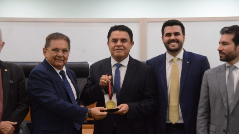 Deputado Wilson Santiago é homenageado com a Medalha Epitácio Pessoa pela Assembleia Legislativa da Paraíba em reconhecimento a serviços prestados