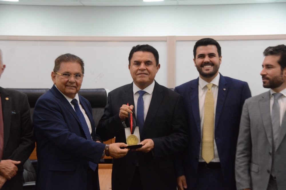 Deputado Wilson Santiago é homenageado com a Medalha Epitácio Pessoa pela Assembleia Legislativa da Paraíba em reconhecimento a serviços prestados