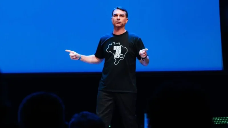 Estratégia política na Paraíba marca tentativa de Flávio Bolsonaro em distanciar imagem do radicalismo paterno no Nordeste