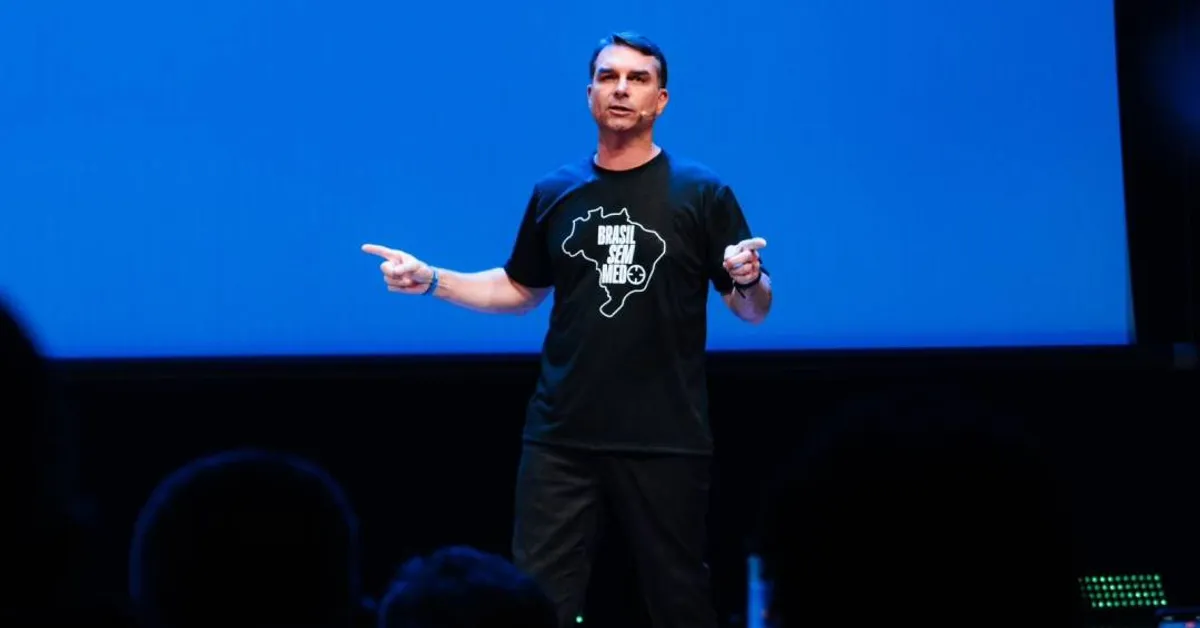 Estratégia política na Paraíba marca tentativa de Flávio Bolsonaro em distanciar imagem do radicalismo paterno no Nordeste