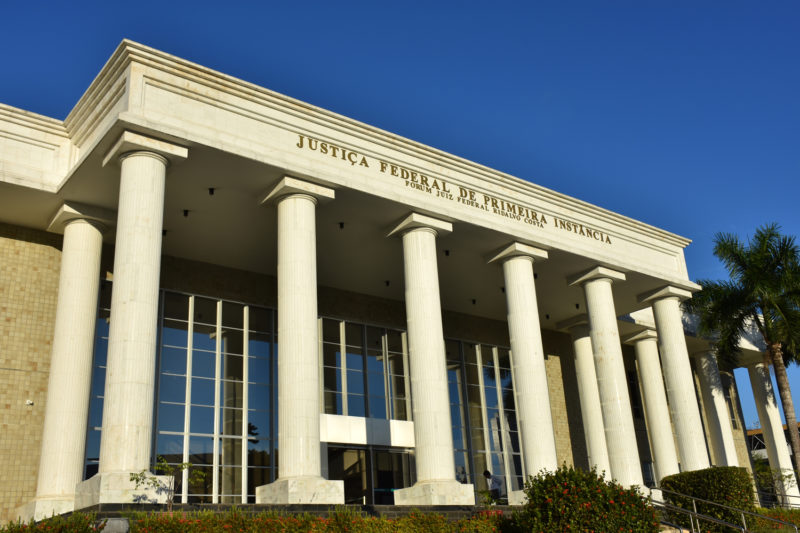 Justiça prorroga afastamento de delegado e agente em Alagoas por suspeita de participação na Máfia dos Concursos