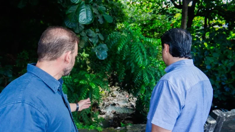 Leo Bezerra flagra esgoto em rio de João Pessoa e exige correção imediata de ligação irregular que polui Rio Cuiá