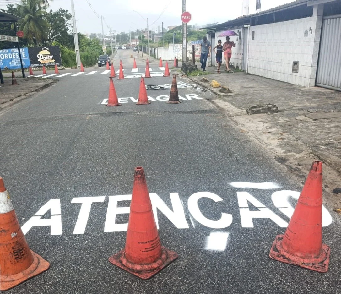 Semob-JP Melhora Segurança Viária: Sinalização Reforçada em 40 Bairros de João Pessoa com Novas Faixas, Placas e Lombadas