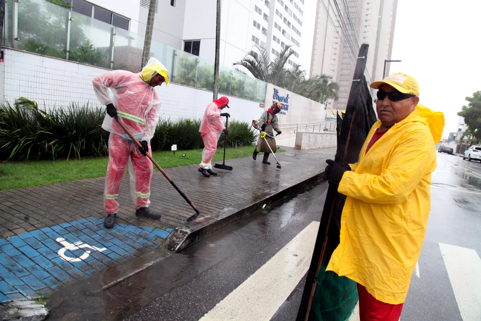 Emlur intensifica limpeza em João Pessoa: veja bairros e serviços de conservação nesta segunda-feira