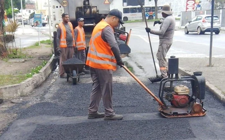 Manutenção em 35 Bairros de João Pessoa: Seinfra Acelera Tapa-Buracos, Drenagem e Iluminação Pública