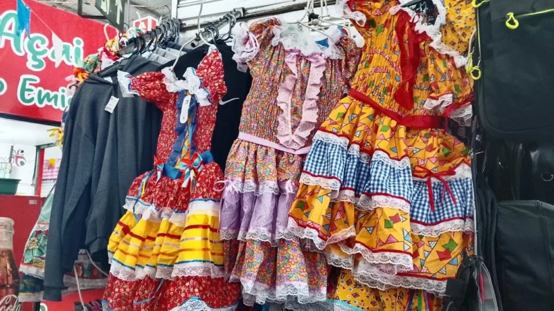 Festa Junina nos Shoppings Populares: Roupas Xadrez, Acessórios e Decoração Invadem João Pessoa com Preços Acessíveis