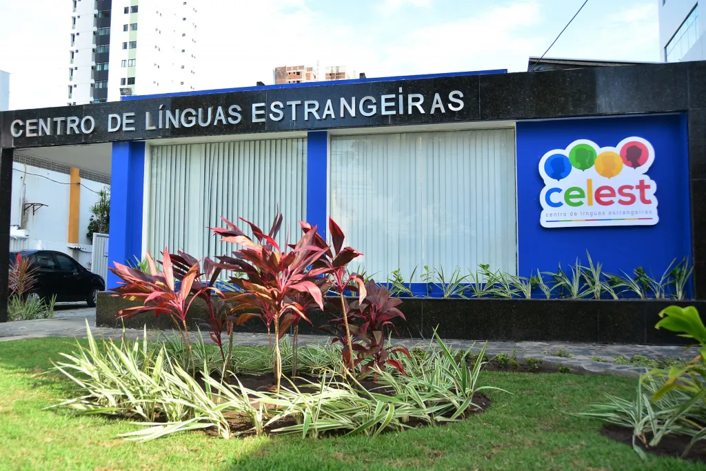 Celest Forma Nova Turma de Idiomas em João Pessoa: Certificados Entregues em Cerimônia no Teatro Ednaldo do Egypto