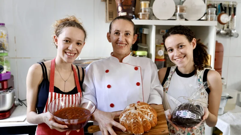 Mãe e Filhas Gêmeas Transformam Qualificação em Renda Extra Junina com Delícias Típicas da Sedest