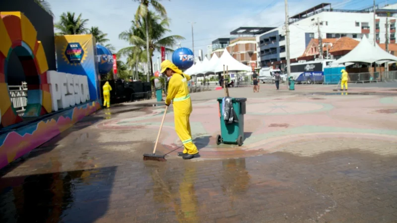 Emlur Intensifica Limpeza da Orla de João Pessoa Pós-Fim de Semana e Mantém Serviços Essenciais em Diversos Bairros