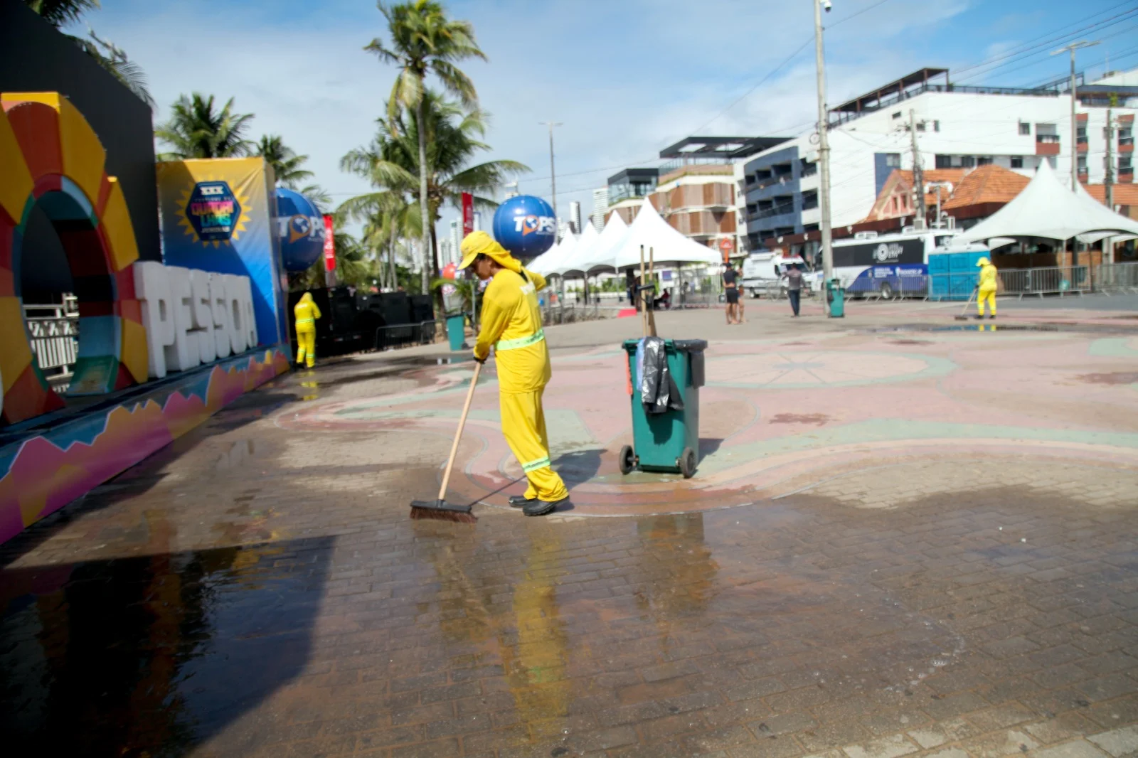 Emlur Intensifica Limpeza da Orla de João Pessoa Pós-Fim de Semana e Mantém Serviços Essenciais em Diversos Bairros