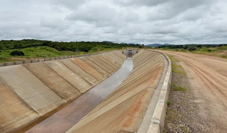 Detonação em obra da transposição lança rochas sobre casas no Sertão da PB, veja o que o Ministério diz