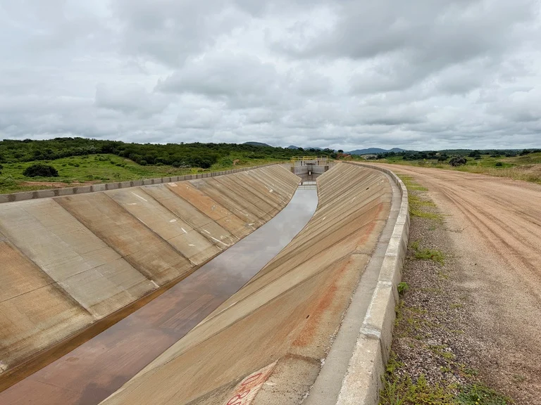 Detonação em obra da transposição lança rochas sobre casas no Sertão da PB, veja o que o Ministério diz