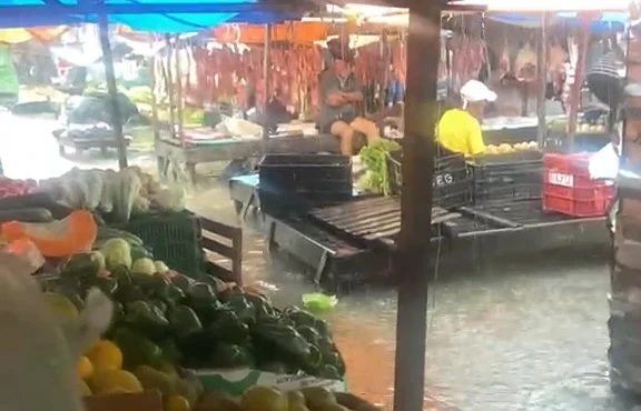 Guarabira: Feira Livre Tradicional de Novo Alagada Após Chuva, Comerciantes Sofrem Prejuízos e São Pedro Cancelado
