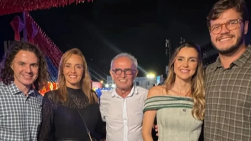 Prefeito Bruno Cunha Lima celebra o ‘Sexta do Forró’ ao lado de figuras políticas proeminentes no Parque do Povo