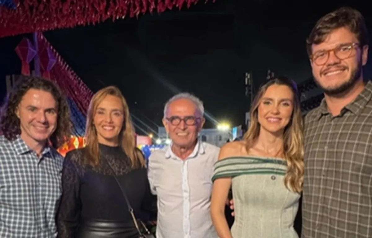 Prefeito Bruno Cunha Lima celebra o ‘Sexta do Forró’ ao lado de figuras políticas proeminentes no Parque do Povo
