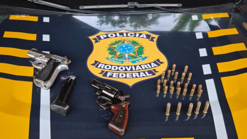Operação da PRF na Paraíba em 11 horas resulta em prisão de foragido, apreensão de armas, drogas e carro clonado